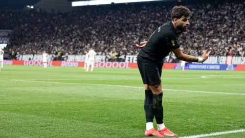 Yuri Alberto comemora gol do Corinthians diante do Santos