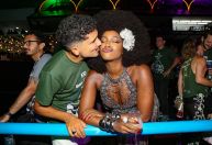 Iza ganha beijo de Yuri Lima após cantar no Desfile das Campeãs no Rio