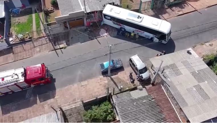 Ônibus desgovernado mata pai e filha em Sapucaia do Sul; motorista é linchado