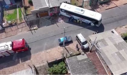 Ônibus desgovernado mata pai e filha em Sapucaia do Sul; motorista é linchado