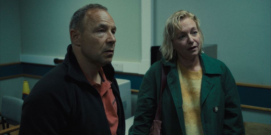 (Da esquerda para a direita) Stephen Graham como Eddie Miller e Christine Tremarco como Manda Miller em "Adolescência" • Netflix