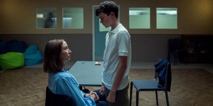(Da esquerda para a direita) Erin Doherty como Briony Ariston e Owen Cooper como Jamie Miller em "Adolescência"