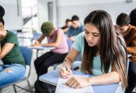 Adolescentes sentem pressão escolar, mas desafios variam por gênero