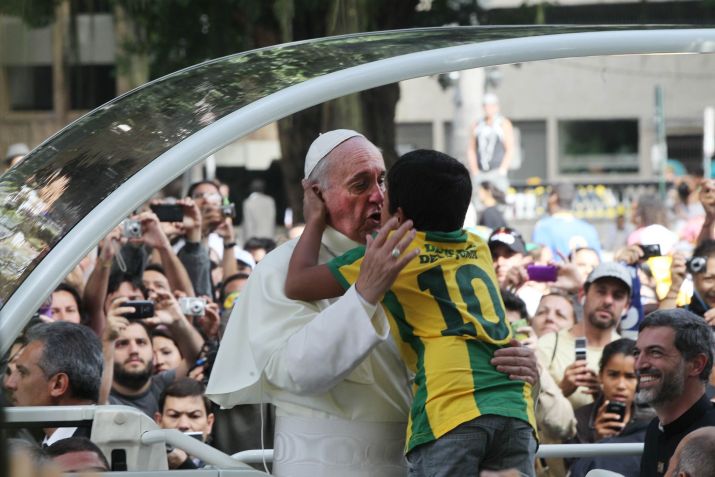 O Papa Francisco beija o garoto Nathan de Melo Brito Pires, de 9 anos, que veio de Cabo Frio(RJ), ao desfilar no papamóvel do Teatro Municipal, no centro do Rio de Janeiro, até o Palácio São Joaquim, na Glória, na zona sul da cidade. O pontífice proferiu hoje a oração Ângelus para cerca de 5 mil pessoas, durante visita ao país para participar da Jornada Mundial da Juventude (JMJ). Nathan furou o bloqueio para conseguir a bênção do Papa e se emocionou. • EVELSON DE FREITAS/ESTADÃO CONTEÚDO/AE