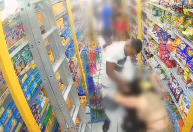 Vídeo: homem espanca esposa dentro de mercado em SP