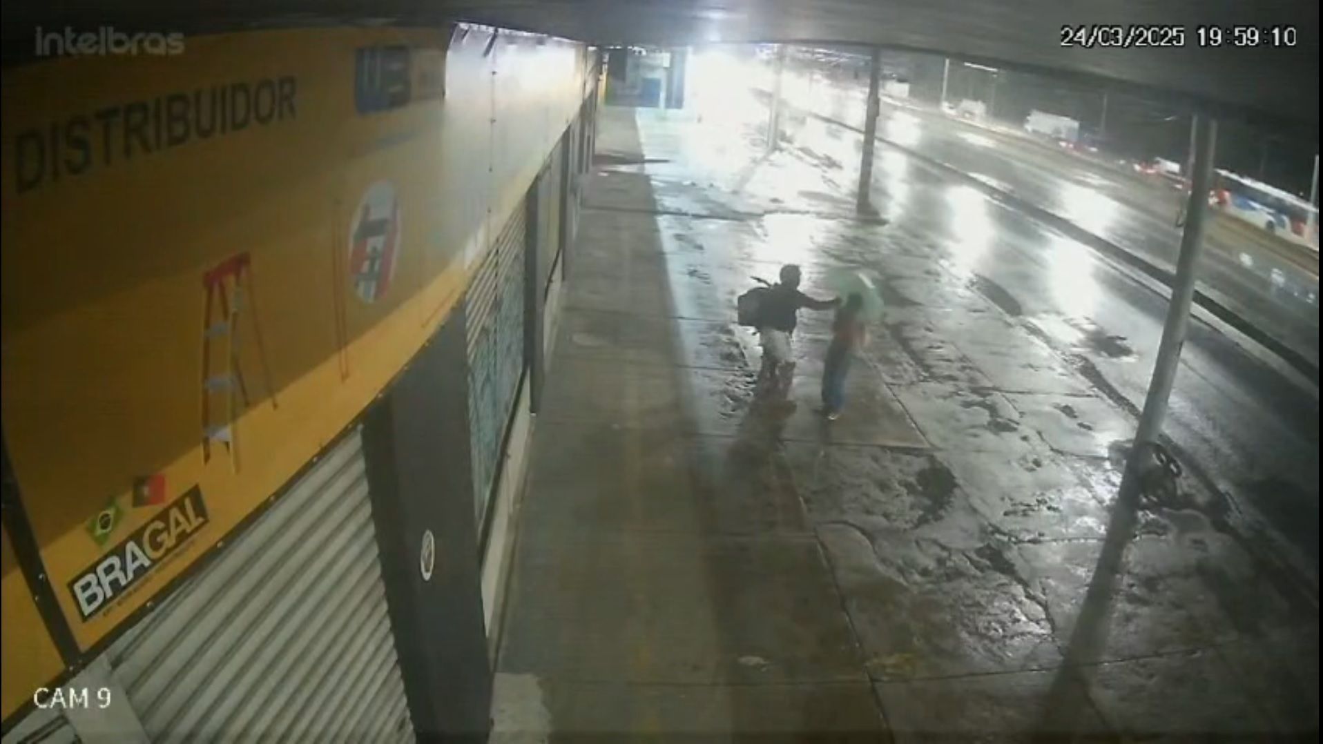 Momento em que motociclista dá um soco no rosto da mulher após ela não dar informação a ele