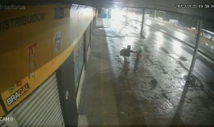 Momento em que motociclista dá um soco no rosto da mulher após ela não dar informação a ele
