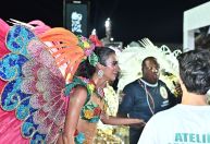 Alane Dias termina desfile da Grande Rio com bumbum machucado