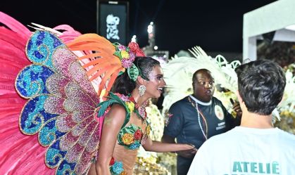 Alane Dias termina desfile da Grande Rio com bumbum machucado
