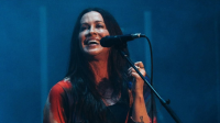 “Ainda sofro com isso”, diz Alanis Morissette sobre pensamentos suicidas