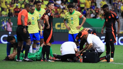 Alisson, do Brasil, e Sánchez, da Colômbia, ficam desacordados após choque