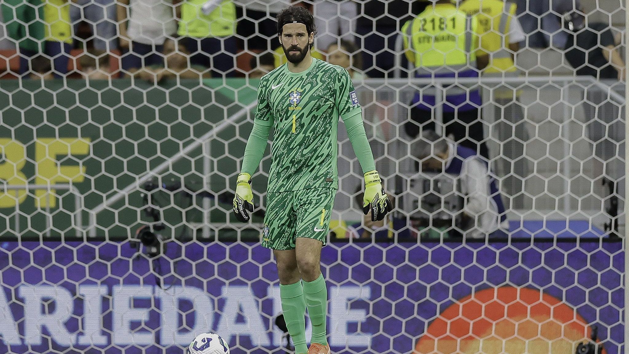 Alisson durante jogo do Brasil contra a Colômbia pelas Eliminatórias