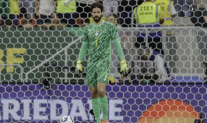 Alisson durante jogo do Brasil contra a Colômbia pelas Eliminatórias