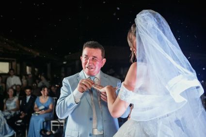 Calita Franciele Miranda de Souzamostrou fotos de seu casamento religioso com o cantor sertanejo Amado Batista