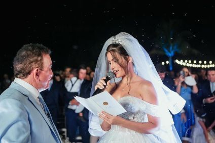 Calita Franciele Miranda de Souzamostrou fotos de seu casamento religioso com o cantor sertanejo Amado Batista