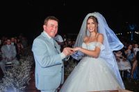 Esposa de Amado Batista mostra fotos de casamento luxuoso; veja
