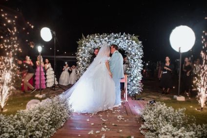 Calita Franciele Miranda de Souzamostrou fotos de seu casamento religioso com o cantor sertanejo Amado Batista