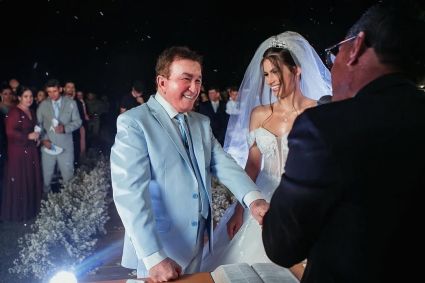 Calita Franciele Miranda de Souzamostrou fotos de seu casamento religioso com o cantor sertanejo Amado Batista