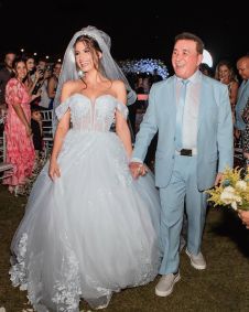 Calita Franciele Miranda de Souzamostrou fotos de seu casamento religioso com o cantor sertanejo Amado Batista