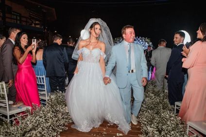 Calita Franciele Miranda de Souzamostrou fotos de seu casamento religioso com o cantor sertanejo Amado Batista