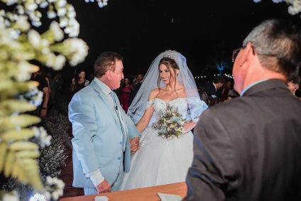 Calita Franciele Miranda de Souzamostrou fotos de seu casamento religioso com o cantor sertanejo Amado Batista