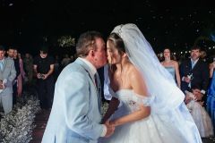 Calita Franciele Miranda de Souzamostrou fotos de seu casamento religioso com o cantor sertanejo Amado Batista