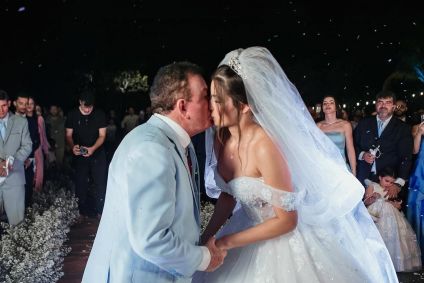 Calita Franciele Miranda de Souzamostrou fotos de seu casamento religioso com o cantor sertanejo Amado Batista