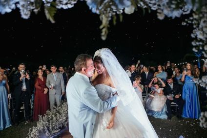 Calita Franciele Miranda de Souzamostrou fotos de seu casamento religioso com o cantor sertanejo Amado Batista