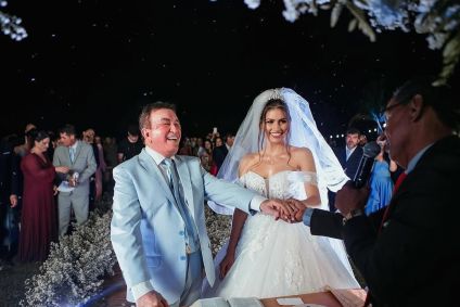 Calita Franciele Miranda de Souzamostrou fotos de seu casamento religioso com o cantor sertanejo Amado Batista