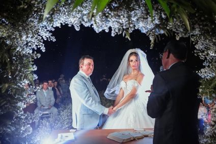 Calita Franciele Miranda de Souzamostrou fotos de seu casamento religioso com o cantor sertanejo Amado Batista