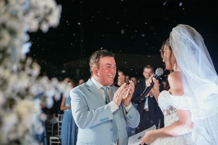 Calita Franciele Miranda de Souzamostrou fotos de seu casamento religioso com o cantor sertanejo Amado Batista