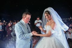 Calita Franciele Miranda de Souzamostrou fotos de seu casamento religioso com o cantor sertanejo Amado Batista