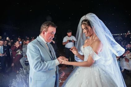 Calita Franciele Miranda de Souzamostrou fotos de seu casamento religioso com o cantor sertanejo Amado Batista