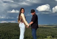 Esposa 50 anos mais nova de Amado Batista posa na fazenda do cantor; veja