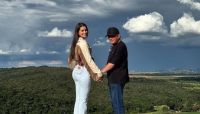 Esposa 50 anos mais nova de Amado Batista posa na fazenda do cantor; veja