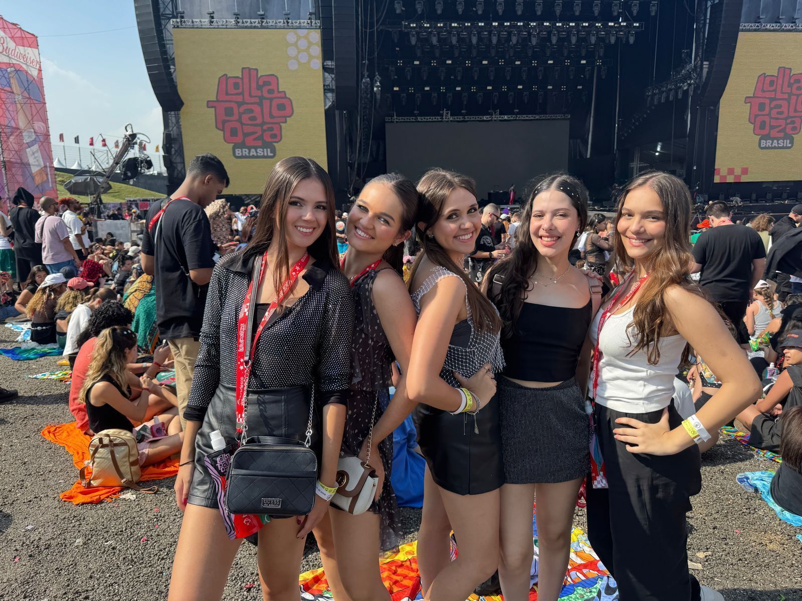Júlia, Bianca, Débora, Gabriela e Daniela: reencontro no Lolla para ver Shawn Mendes • Ana Beatriz Dias