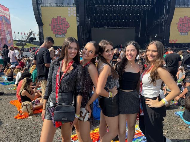 Júlia, Bianca, Débora, Gabriela e Daniela: reencontro no Lolla para ver Shawn Mendes • Ana Beatriz Dias