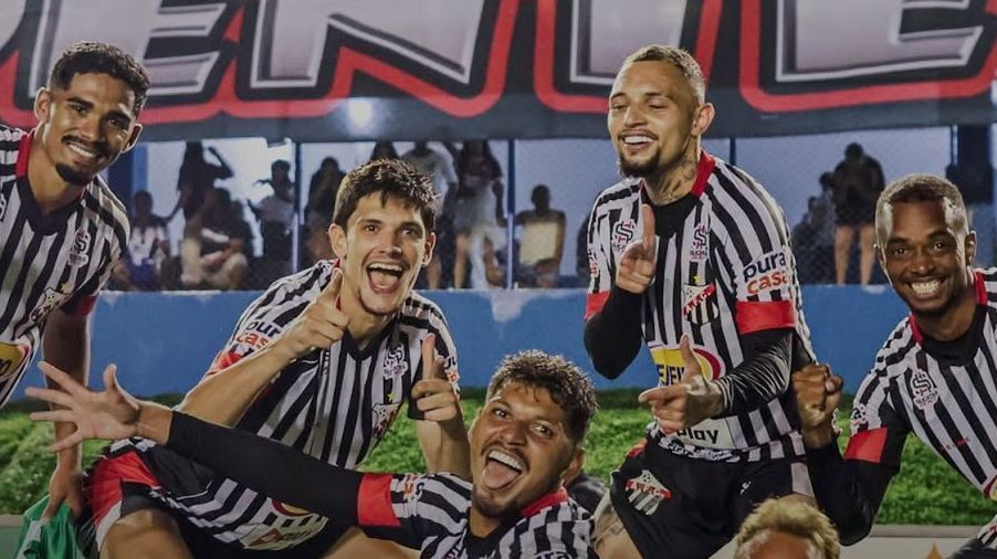 Jogadores do Anápolis comemoram vitória sobre o Vila Nova no jogo de ida da final do Campeonato Goiano