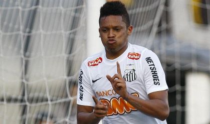 André comemora gol pelo Santos em 2012