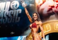 Brasileira bicampeã do Mr. Olympia anuncia aposentadoria e é homenageada