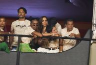 Novo affair? Anitta é vista recebendo beijo de homem na Sapucaí; veja