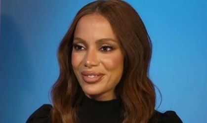 Anitta em entrevista ao site Enews!