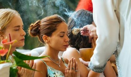 Anitta mostra ritual ao lado de Angélica, Juliette e mais convidados