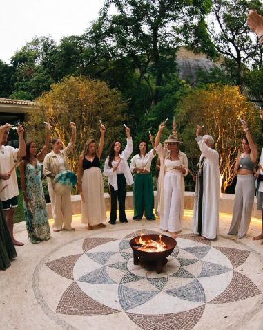 Anitta participa de ritual com Angélica e Juliette • Instagram/Anitta