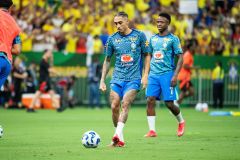 Raphinha e Vinicius Jr. aquecem antes de Brasil x Colômbia