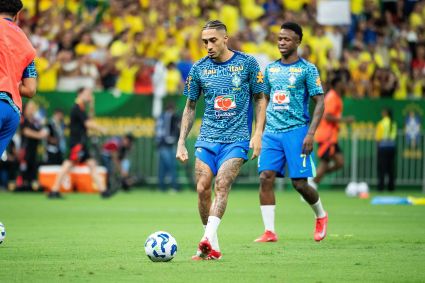 Raphinha e Vinicius Jr. aquecem antes de Brasil x Colômbia