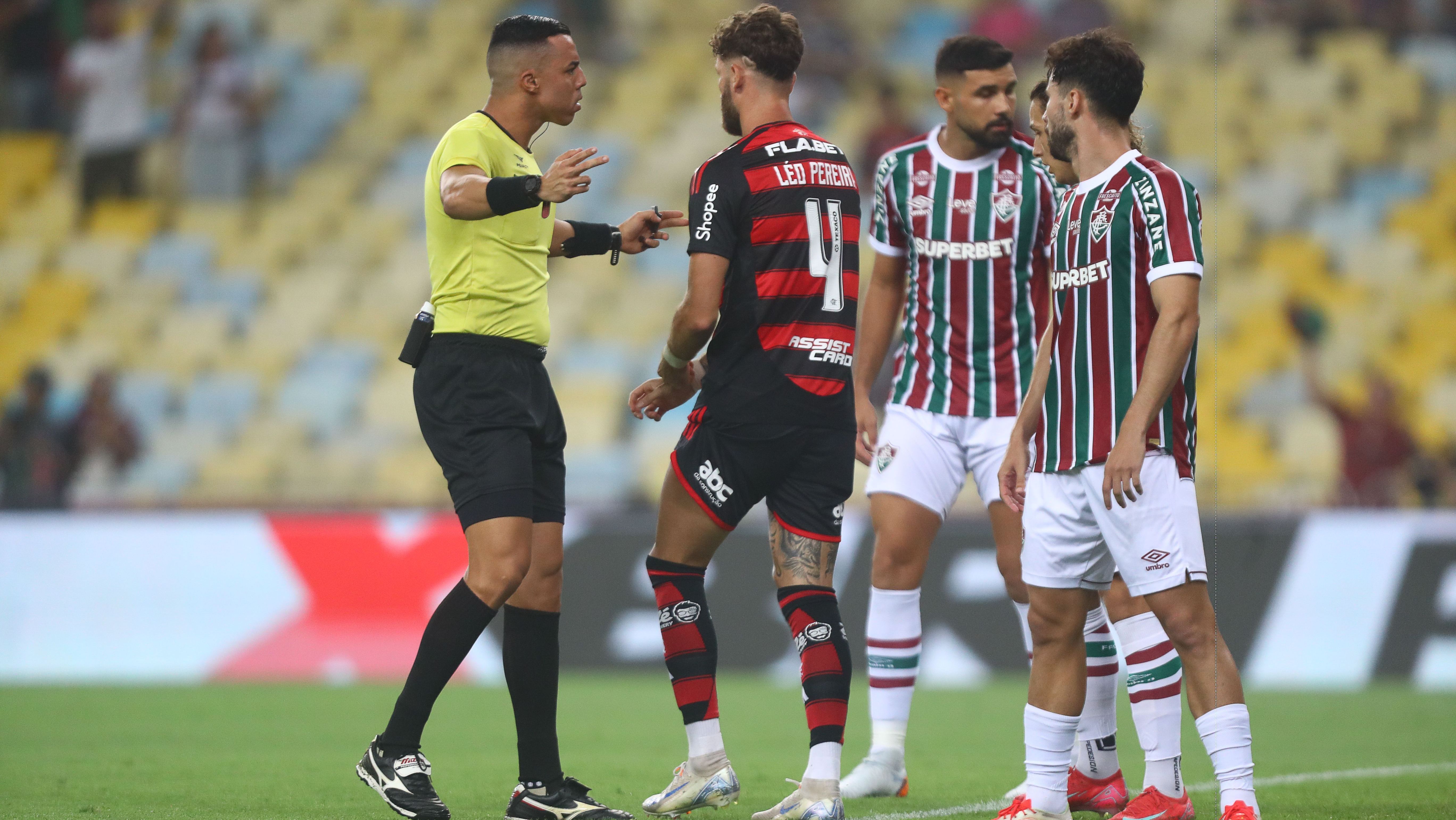 Árbitro conversa com jogadores no Fla-Flu da ida da final do Carioca