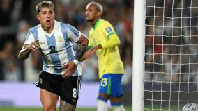 Enzo Fernández comemora o segundo gol do Brasil sobre a Argentina