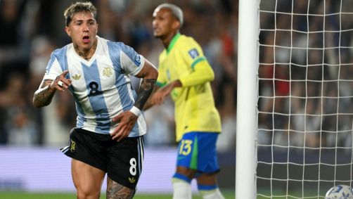 Enzo Fernández comemora o segundo gol do Brasil sobre a Argentina