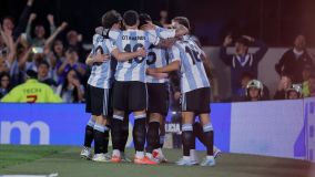 Jogadores da Argentina comemoram gol sobre o Brasil
